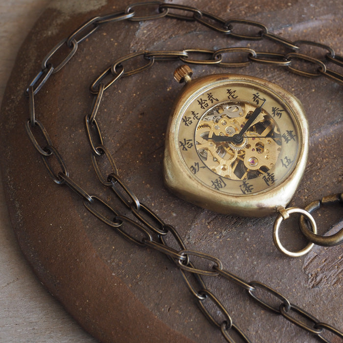 渡辺工房 手作り懐中時計 “倭ノ刻 手巻 懐角二(わのこく てまき かいかくに)” クッションケース 漢数字 38mm [NW-BHW151]