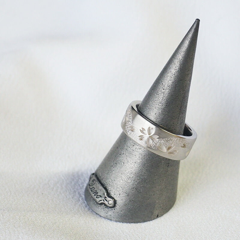 エス 和柄アクセサリー作家・三浦砂織 霞桜 平打ちリング 透かし彫りオーバーレイ シルバー 7mm 白仕上げ [S-R-16-W]